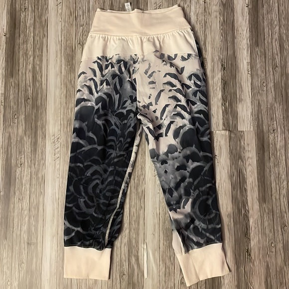 LULULEMON Dance to Yoga Pants Pretty Plume Angel Wing Black Sz 4 - Picture 7 of 9